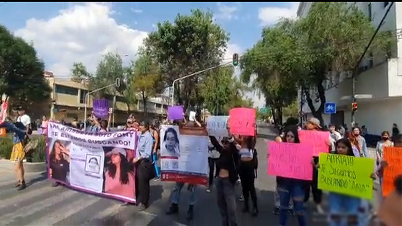 Realizan protesta en la Fiscalía de Ciudad de México por desaparición de rapera 