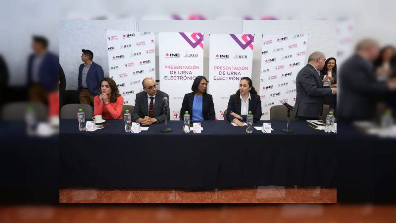 INE presenta urnas electrónicas que se utilizarán en los comicios de junio, en Estado de México