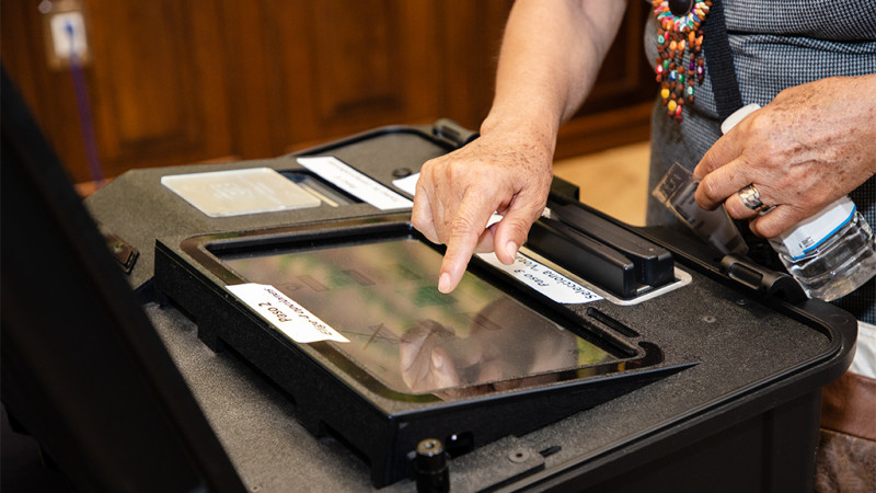 INE presenta urnas electrónicas que se utilizarán en los comicios de junio, en Estado de México