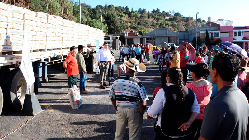 Con 2 mil 500 toneladas de cemento inicia Ruta 100 en Zitácuaro en favor de más caminos y carreteras