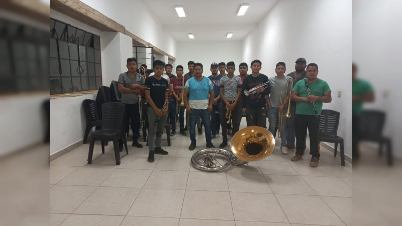 Brinda gobierno municipal capacitación para el uso de instrumentos musicales en Teremendo de los Reyes 
