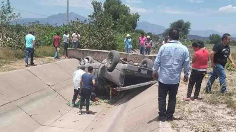 Volcadura de automóvil deja dos personas muertas en Hidalgo 
