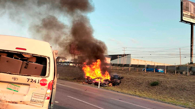Vehículo arde luego de chocar por alcance en la México-Querétaro  
