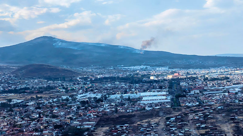 Con acciones aéreas la SSP coadyuva para sofocar los incendios en el cerro del Quinceo