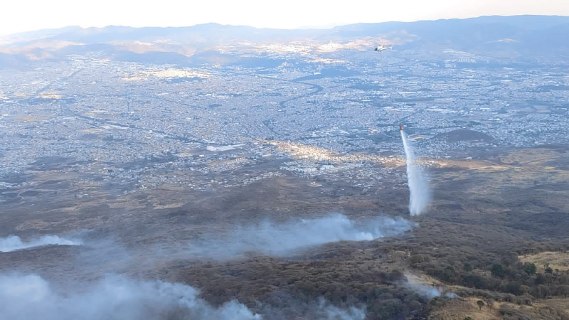 Con acciones aéreas la SSP coadyuva para sofocar los incendios en el cerro del Quinceo