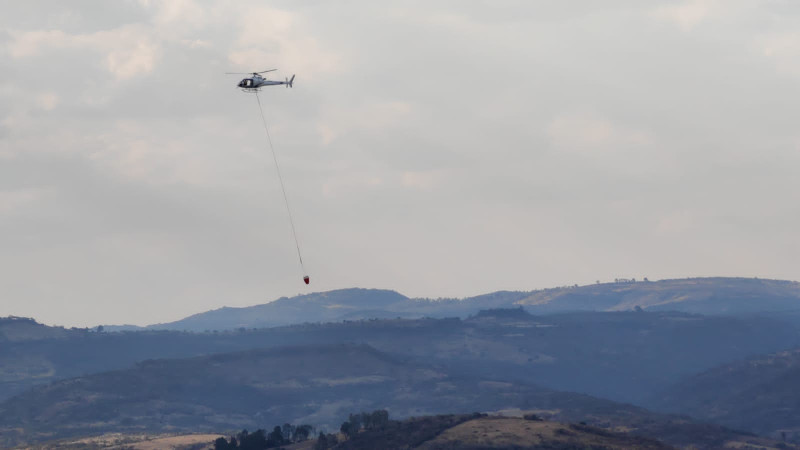 Con acciones aéreas la SSP coadyuva para sofocar los incendios en el cerro del Quinceo