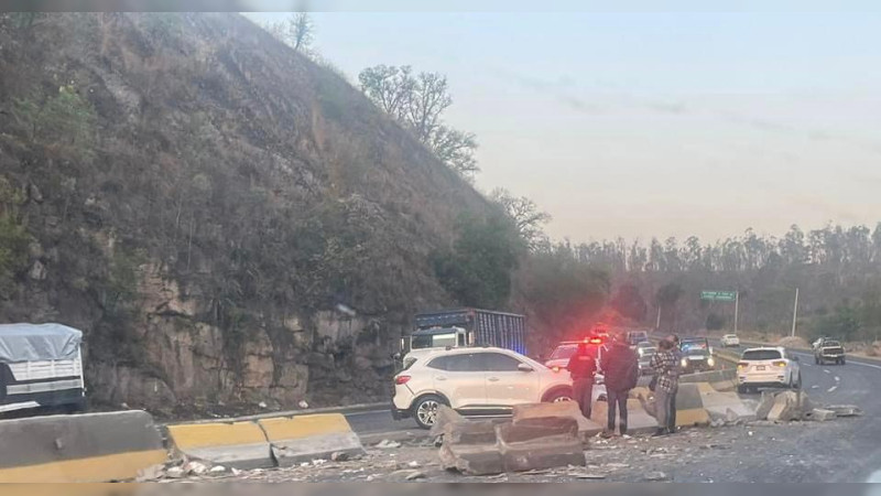 Vuelca tráiler en la Morelia-Pátzcuaro, hay un herido y caos vehicular