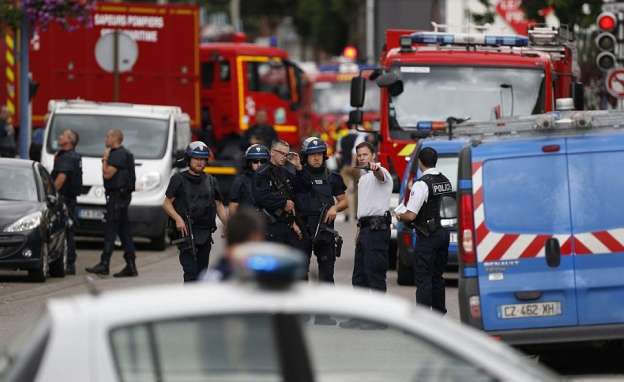 Francia: Toma de rehenes en iglesia culmina con párroco degollado y dos muertos 