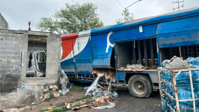 Un camión de refrescos se impactó contra una casa, en Nuevo León 