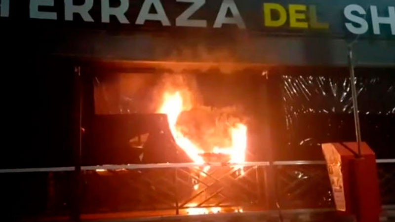 Encapuchados incendian bar donde desaparecieron tres jóvenes, en Mexicali 