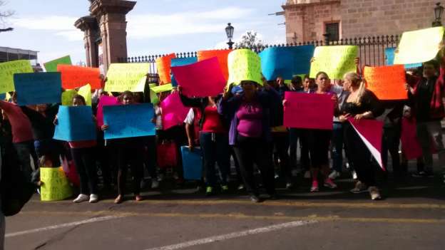 Familiares se manifiestan por las malas condiciones de los Ceresos en Michoacán  