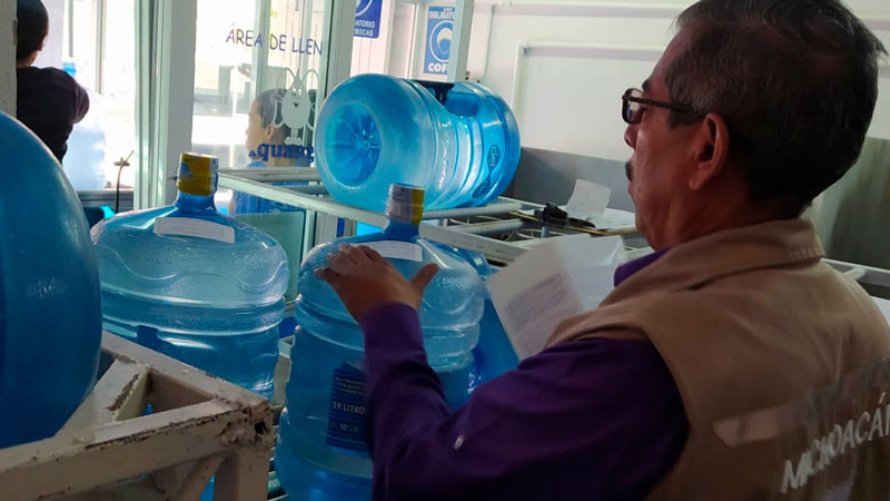 Intensifica Secretaría de Salud vigilancia sanitaria en purificadoras de agua y fábricas de hielo en Michoacán 