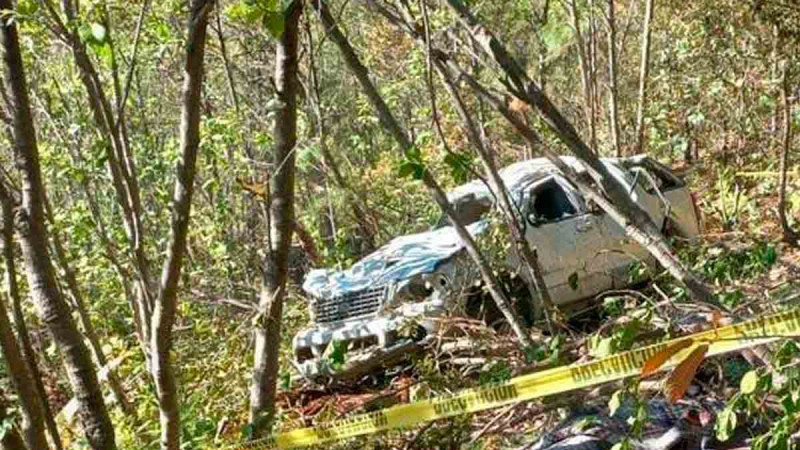 Vehículo que transportaba a familia cae a barranco en la sierra de Chihuahua y deja dos mujeres muertas 