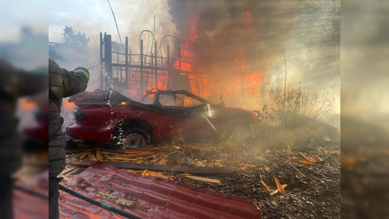Arde en llamas aserradero en Zitácuaro; un menor resulta herido 