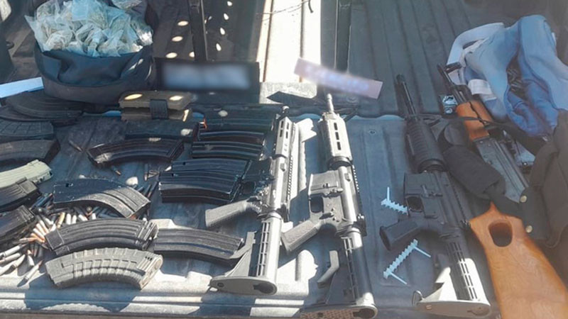 Aseguran armamento, narcótico y mas de 31 mil pesos en autos abandonados, en Sonora 