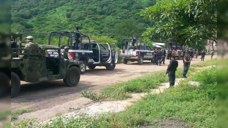 Armados con cuernos de chivo y explosivos, emboscan a soldados en Apatzingán: Muere un atacante y detienen a dos 