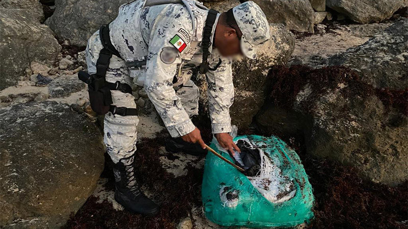 Alrededor de 30 kilos de droga sintética son encontrados entre sargazo en la zona costera de Tulum 