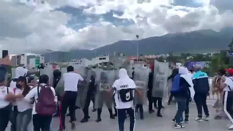 Estudiantes de Ayotzinapa se enfrentan con policías antimotines, en Chilpancingo 