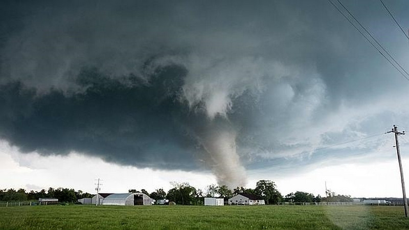 Intensos tornados dejan dos muertos y miles de viviendas sin electricidad en Oklahoma 