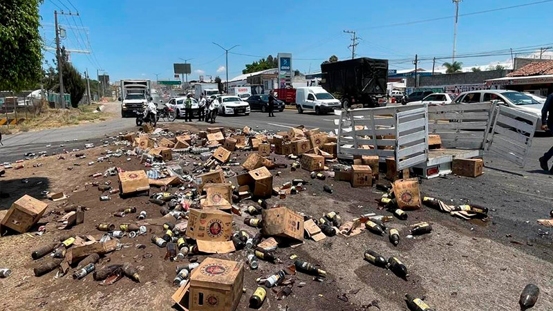  Vuelca camioneta en la Salida a Salamanca en Morelia, Michoacán; hay un herido