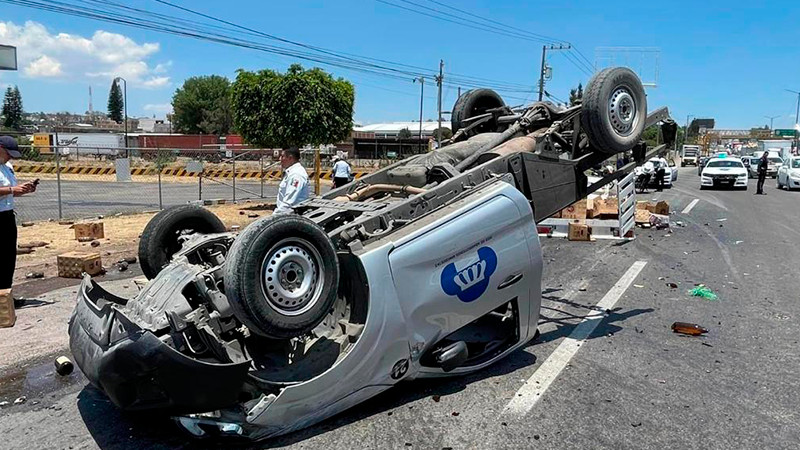  Vuelca camioneta en la Salida a Salamanca en Morelia, Michoacán; hay un herido