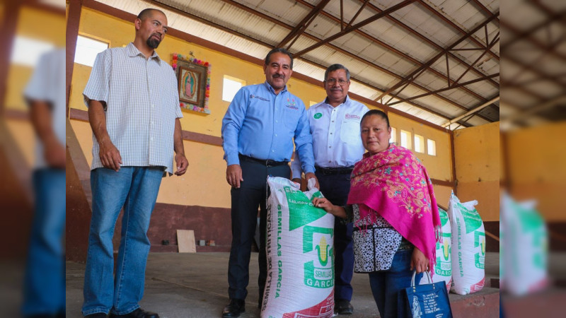 Jaime Verduzco encabeza entrega de semilla de avena en Corupo 