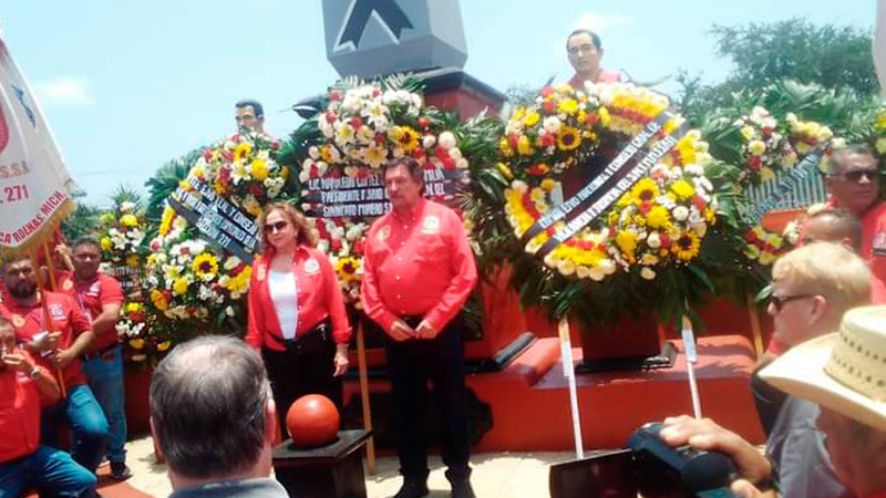 Asiste Napoleón Gómez Urrutia al aniversario luctuoso de mineros caídos en defensa sindical