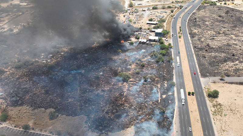 Se registra incendio en El Tazajal, en Hermosillo, dejando varios carros quemados