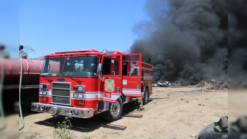 Se registra incendio en El Tazajal, en Hermosillo, dejando varios carros quemados