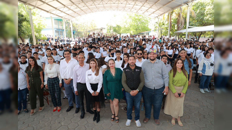 Caravana del Ijumich beneficia a más de mil 300 jóvenes en Apatzingán