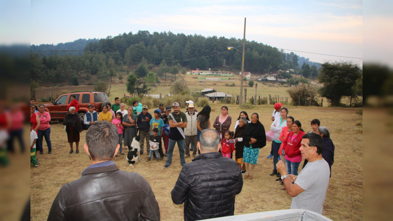 Tellez Marín entrega apoyos habitante de la Conguera, en Ciudad Hidalgo