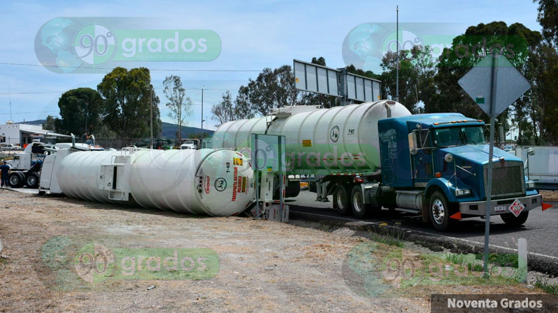 Vuelca pipa con material peligroso en el libramiento Noreste de Querétaro 