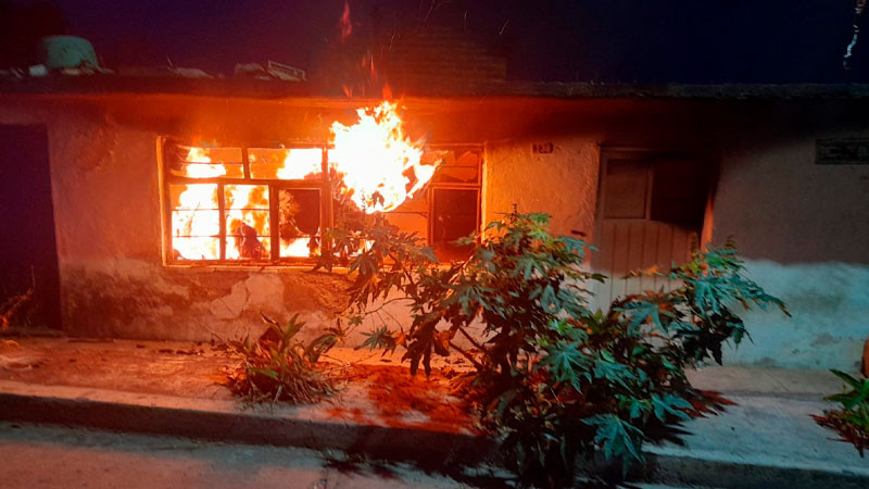 Se incendia vivienda en Zitácuaro, Michoacán; solo hubo daños materiales 