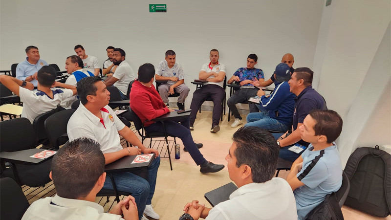 Fabio Meza, abandera a los 58 deportistas michoacanos representarán a la entidad en el torneo pre-nacional del SNTSA en Tepic, Nayarit