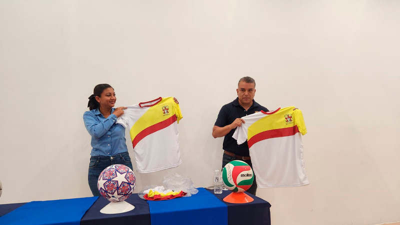 Fabio Meza, abandera a los 58 deportistas michoacanos representarán a la entidad en el torneo pre-nacional del SNTSA en Tepic, Nayarit