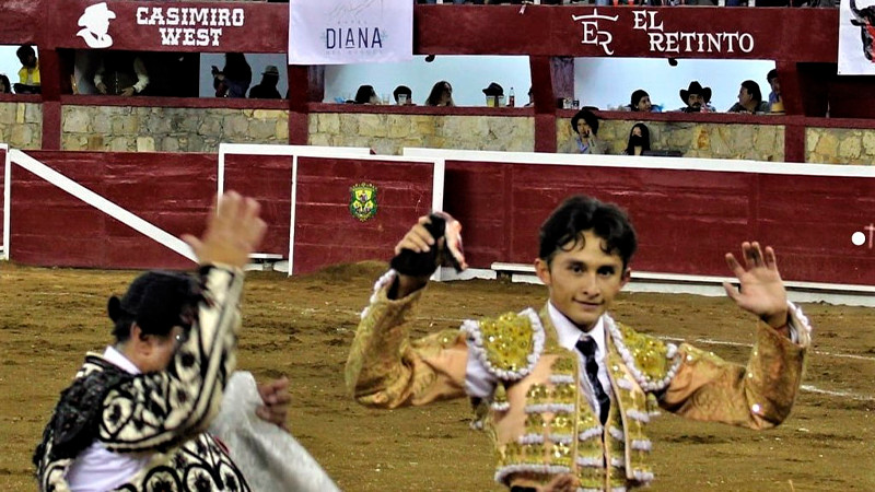 Novillean Tato Loaiza y Carlos Mauricio en una de 6 coletudos en Cadereyta