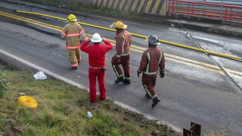 Dos muertos y tres heridos deja volcadura de automóvil en la México-Tuxpan