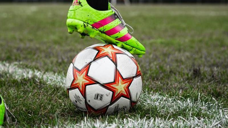 Muere joven futbolista en pleno partido tras fuerte encontronazo de cabezas en el fútbol australiano 