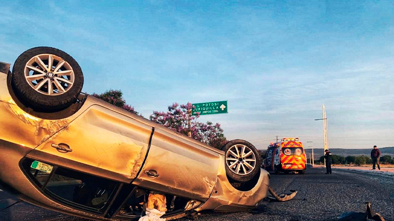 Por exceso de velocidad conductora vuelca su auto en el Marqués, Querétaro  