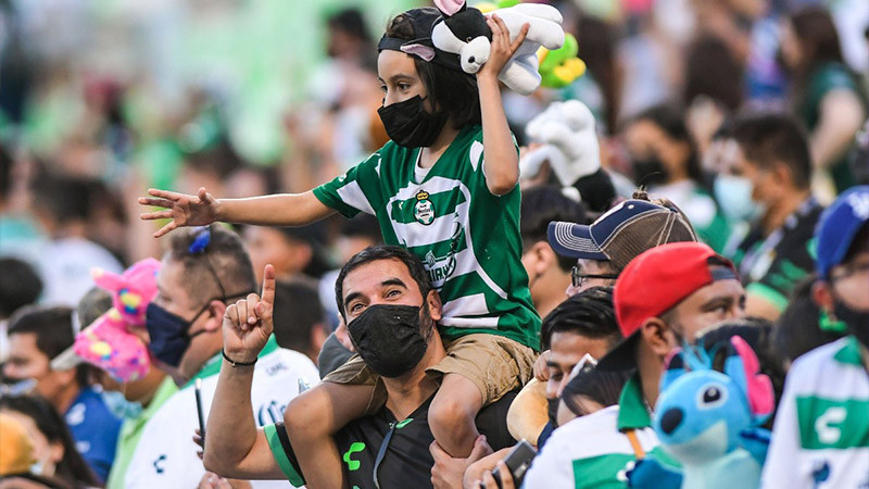Afición de Club Santos Laguna realiza ‘lluvia de peluches’  con causa benéfica 