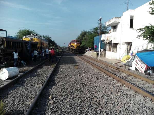 Permite la CNTE paso del tren en Morelia - Foto 2 