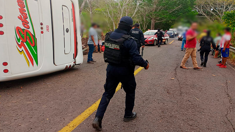 Un muerto y al menos 15 heridos, resultado de volcadura de autobús en Hueyapan de Ocampo, Veracruz 