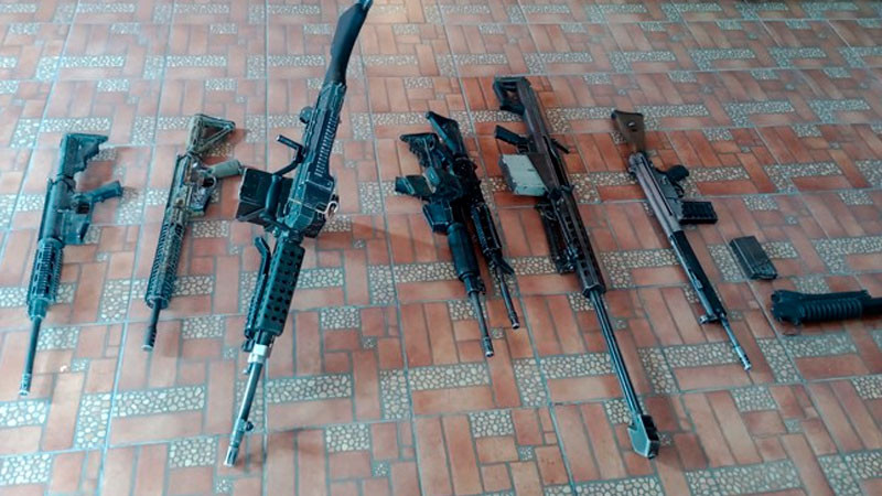 Aseguran armas largas, lanzagranadas, cartuchos y vehículos en 2 domicilios en Zacatecas 