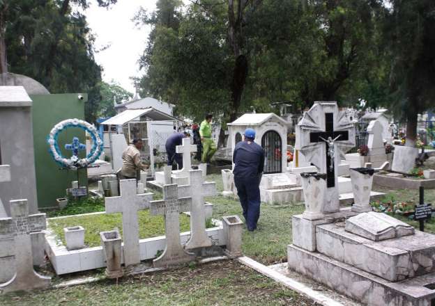 Fumigan panteón municipal de Morelia para evitar criaderos de mosquitos