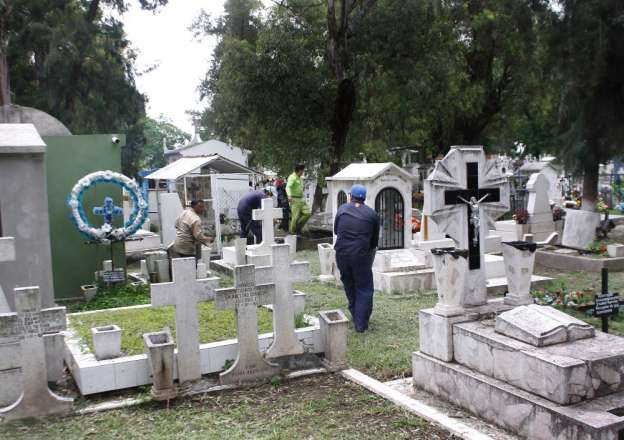 Fumigan panteón municipal de Morelia para evitar criaderos de mosquitos 