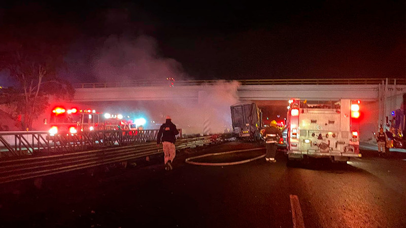 Tráiler se incendia en la autopista federal México-Querétaro 