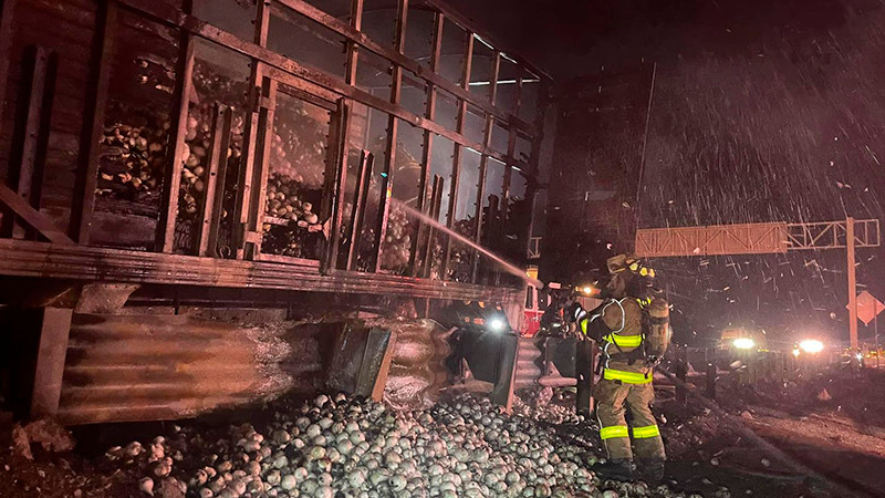 Tráiler se incendia en la autopista federal México-Querétaro 