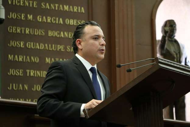 Insta diputado Carlos Quintana a frenar “abusos salariales” de funcionarios públicos 