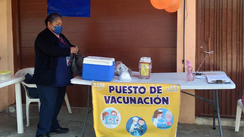 Instala Salud Michoacán 4 módulos itinerantes de vacunación en Uruapan 