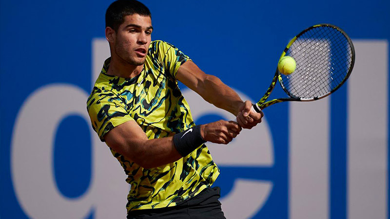 Carlos Alcaraz levanta trofeo del Abierto de Barcelona 